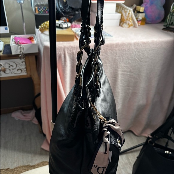 Elegant Ferragamo Black Shoulder Bag with Silver Chain Handles. - Picture 4 of 14